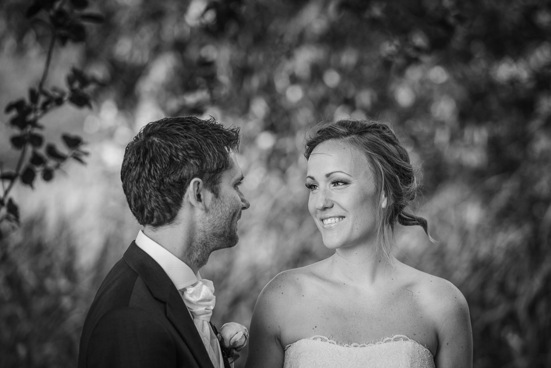 Bröllopsfoto Aspenäs herrgård - brudpar vid fotografering innan vigseln i natur med träd