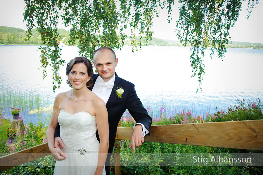 brudpar fotograferas vid bröllopsfotografering på Hällsnäs